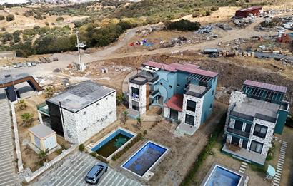 Foça Reva Sitesinde Havuzlu ve deniz manzaralı 3+1 tripleks villa