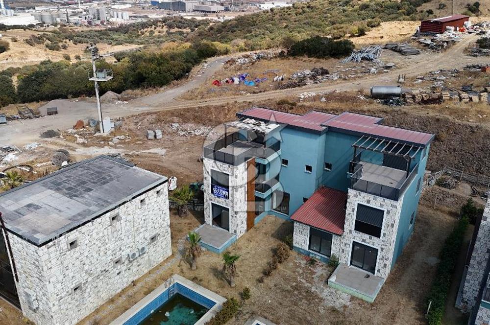 Foça Reva Sitesinde Havuzlu ve deniz manzaralı 3+1 tripleks villa