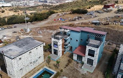 Foça Reva Sitesinde Havuzlu ve deniz manzaralı 3+1 tripleks villa