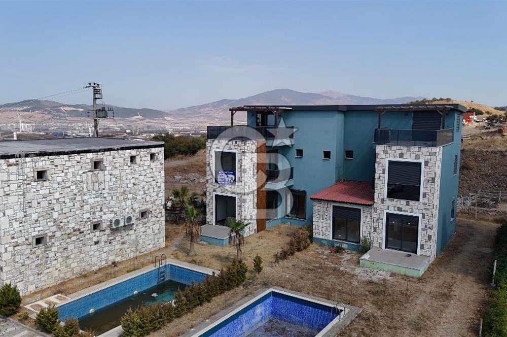 Foça Reva Sitesinde Havuzlu ve deniz manzaralı 3+1 tripleks villa