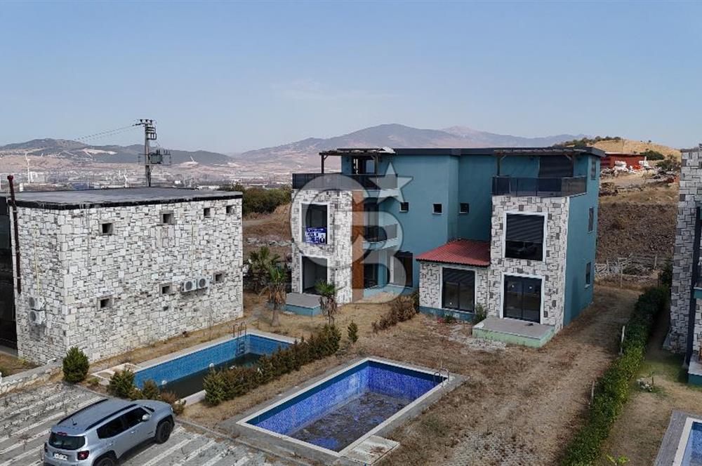 Foça Reva Sitesinde Havuzlu ve deniz manzaralı 3+1 tripleks villa