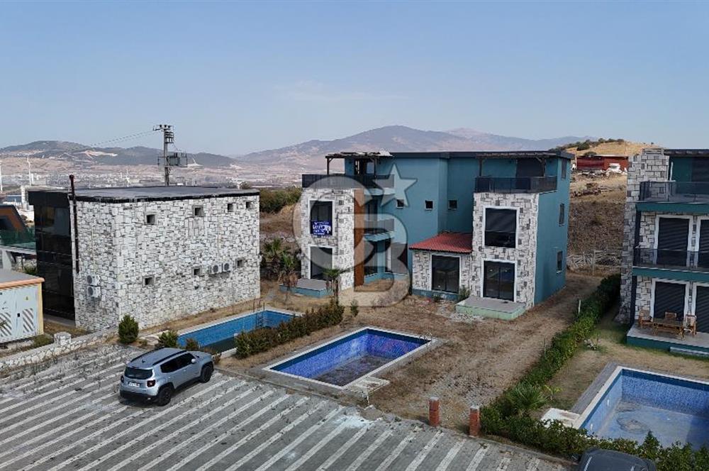 Foça Reva Sitesinde Havuzlu ve deniz manzaralı 3+1 tripleks villa