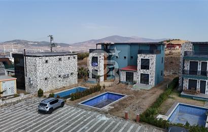 Foça Reva Sitesinde Havuzlu ve deniz manzaralı 3+1 tripleks villa