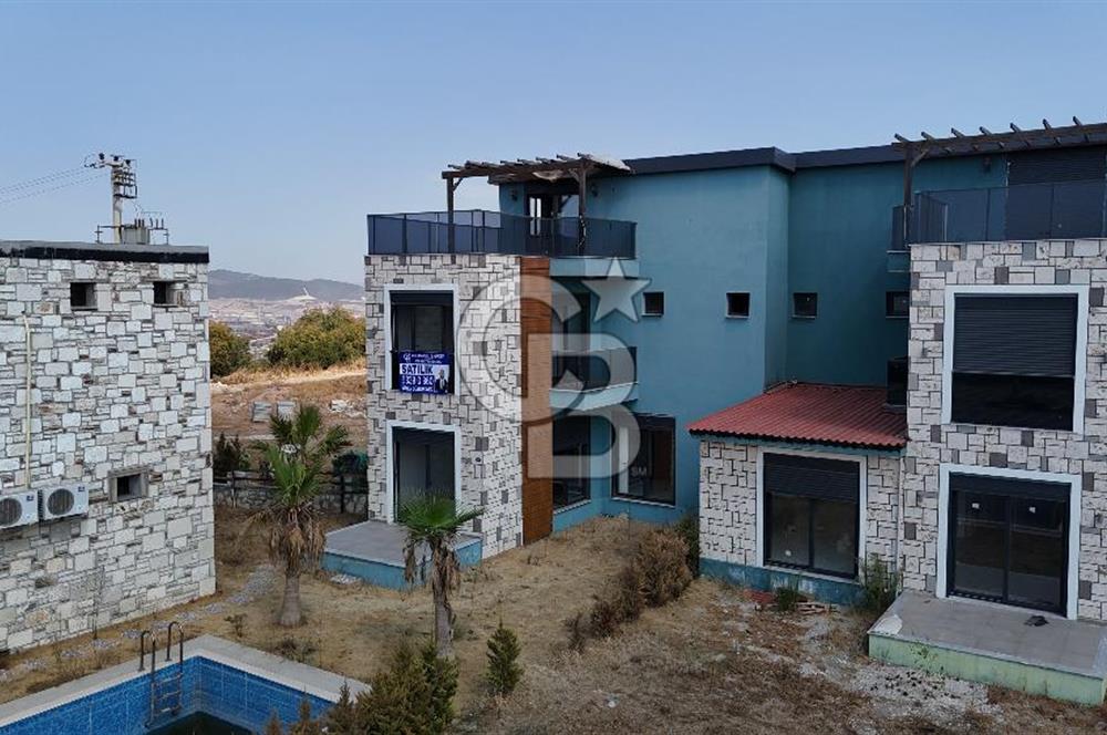 Foça Reva Sitesinde Havuzlu ve deniz manzaralı 3+1 tripleks villa