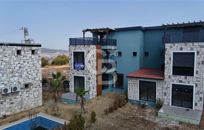 Foça Reva Sitesinde Havuzlu ve deniz manzaralı 3+1 tripleks villa