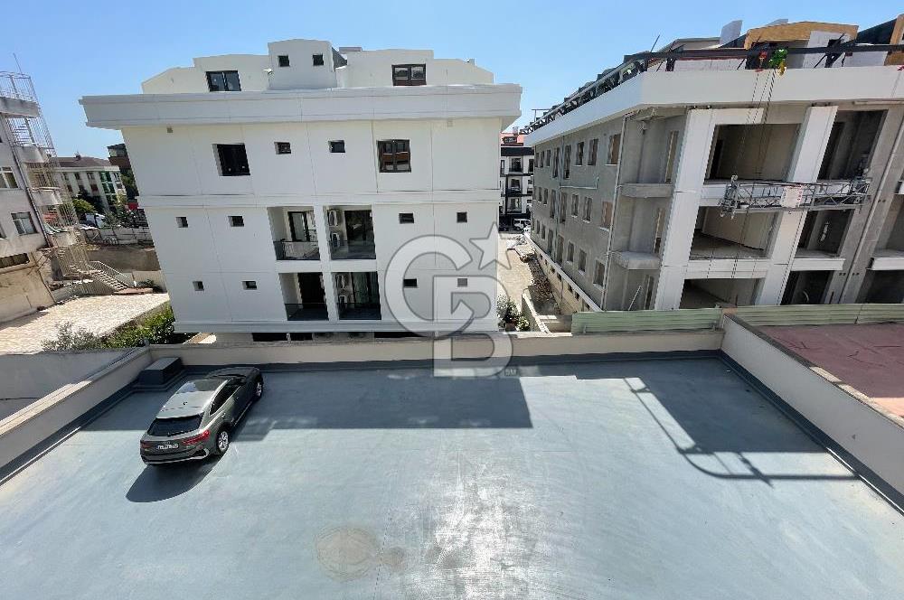 Acıbadem' de Caddeye Çok Yakın Genç Binada 80 m2 2+1 Ara kat Boş Daire