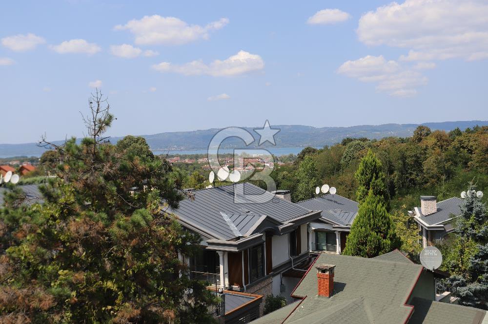 Sapanca da Göl Manzaralı, Havuzlu Sitede Eşyalı Satılık Villa