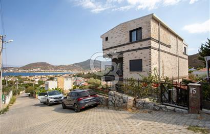 Yenifoça'da Satılık Deniz Manzaralı Tripleks Villa