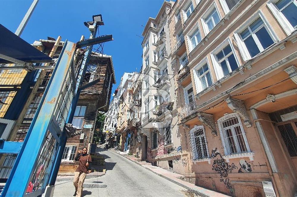 İSTANBUL'UN TARİHİ BÖLGESİ BEYOĞLU'NDA SATILIK DAİRE