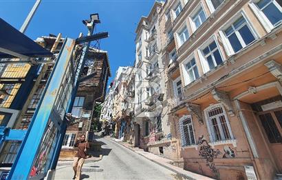 İSTANBUL'UN TARİHİ BÖLGESİ BEYOĞLU'NDA SATILIK DAİRE