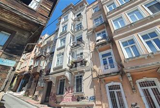 İSTANBUL'UN TARİHİ BÖLGESİ BEYOĞLU'NDA SATILIK DAİRE