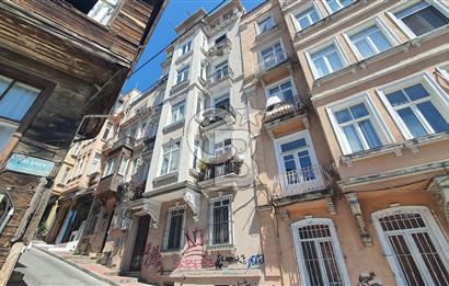 İSTANBUL'UN TARİHİ BÖLGESİ BEYOĞLU'NDA SATILIK DAİRE