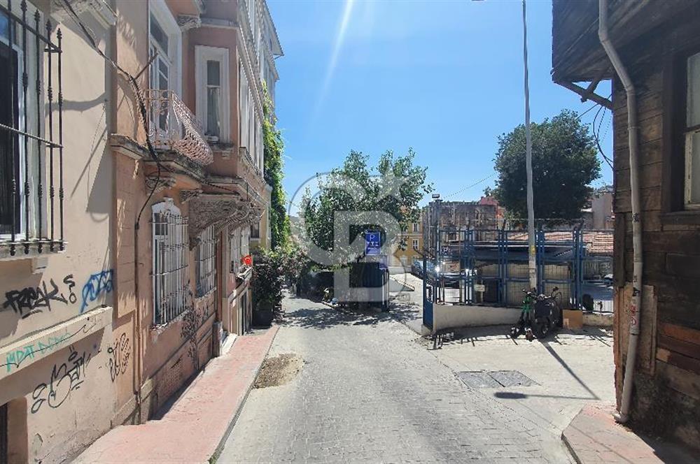 İSTANBUL'UN TARİHİ BÖLGESİ BEYOĞLU'NDA SATILIK DAİRE