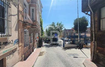 İSTANBUL'UN TARİHİ BÖLGESİ BEYOĞLU'NDA SATILIK DAİRE