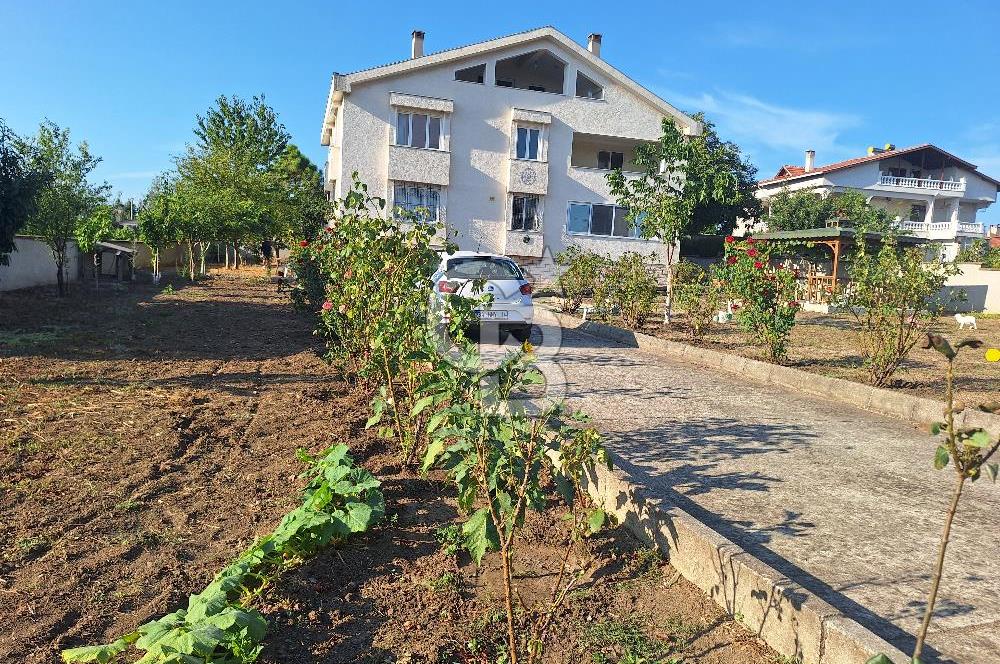 Silivri Çeltik'te Geniş Arazi İçinde Satılık Villa