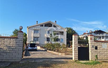 Silivri Çeltik'te Geniş Arazi İçinde Satılık Villa