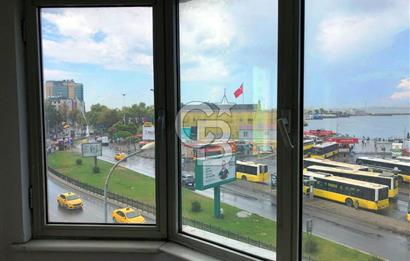 KADIKÖY RIHTIM 'IN TAM KARŞISINDA MUAZZAM MANZARALI KİRALIK OFİS