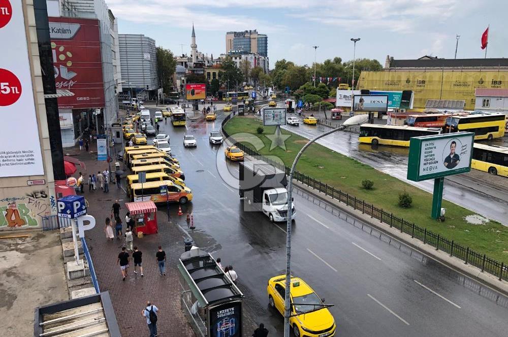 KADIKÖY RIHTIM 'IN TAM KARŞISINDA MUAZZAM MANZARALI KİRALIK OFİS