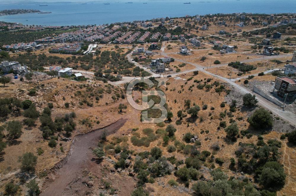 ÇANDARLI ÖZLEM SİTESİ'NDE DENİZ MANZARALI SATILIK VİLLA ARSASI