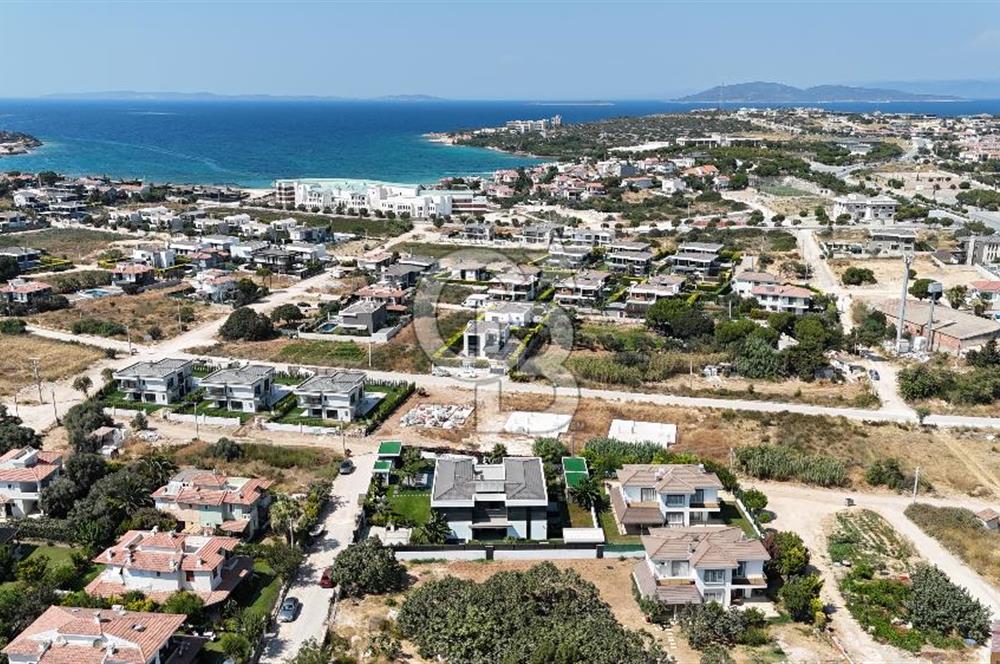 ÇEŞME DALYAN'DA HAVUZLU ÖZEL DİZAYN LÜKS 12+1 SATILIK VİLLA