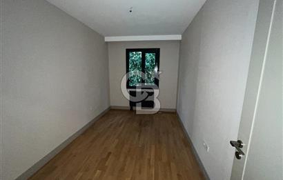 Acıbadem Koşuyolu Konaklarında Arakat Balkonlu Kiralık 3+1 Daire