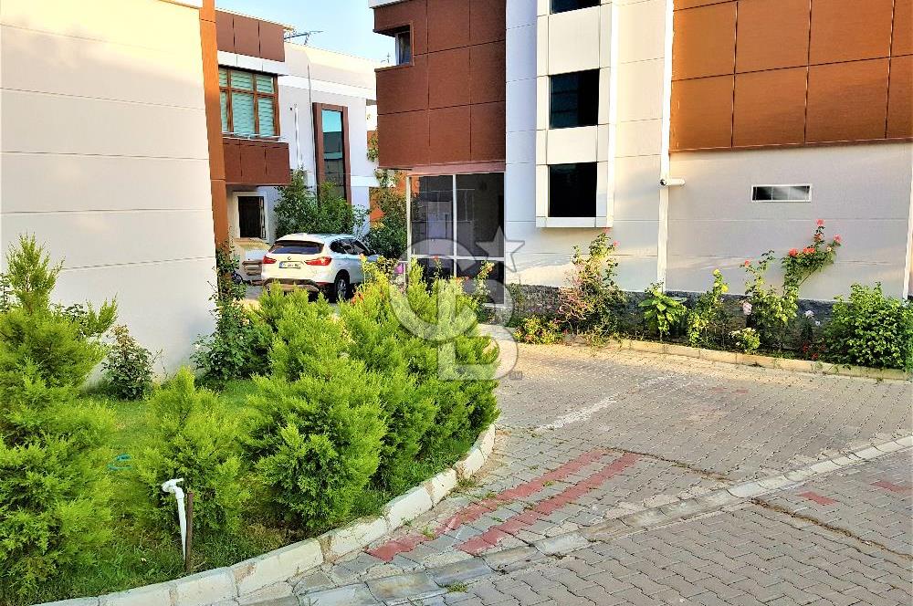 Bayraklı Yüzme Havuzlu Sitede Deniz Manzaralı 3+1 Satılık Daire