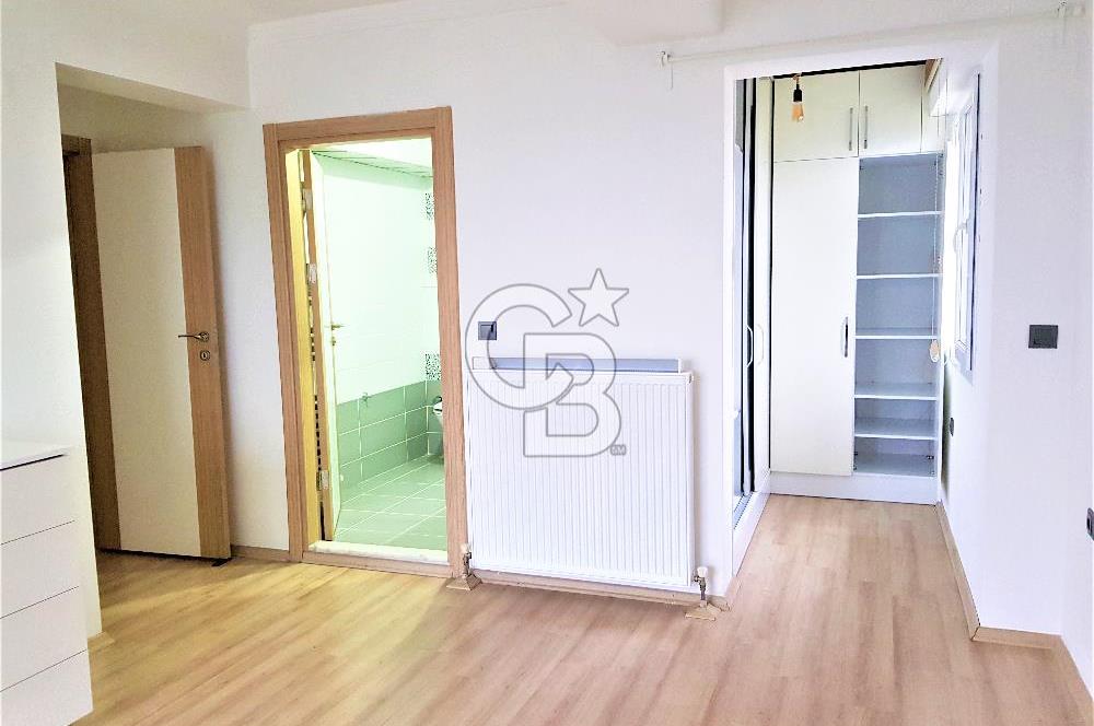 Bayraklı Yüzme Havuzlu Sitede Deniz Manzaralı 3+1 Satılık Daire