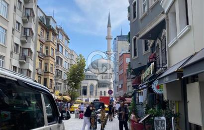 Taksim Dolapdere girişinde üzerinde Cafe, Pizza, Büfe'ye uygun