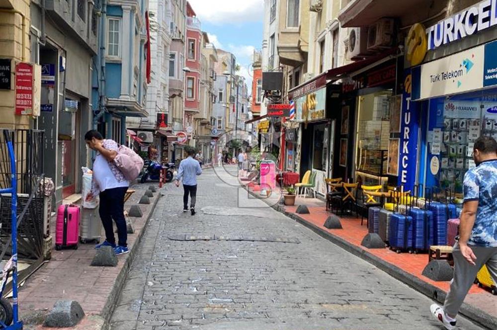 Taksim Dolapdere girişinde üzerinde Cafe, Pizza, Büfe'ye uygun