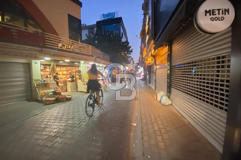 Karşıyaka Çarşı'da Melek Pasajında İki Katlı Satılık Dükkan