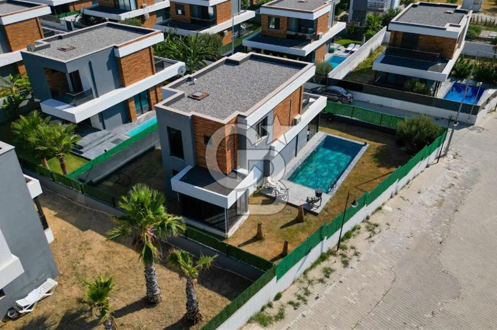 Çeşme Ildır Plajlı Havuzlu Eşyalı 3+1 350M2 Dubleks Villa