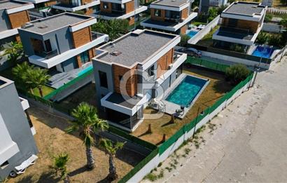 Çeşme Ildır Plajlı Havuzlu Eşyalı 3+1 350M2 Dubleks Villa