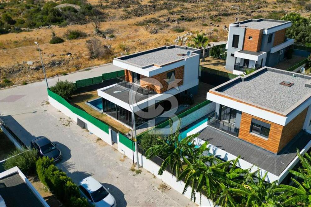 Çeşme Ildır Plajlı Havuzlu Eşyalı 3+1 350M2 Dubleks Villa