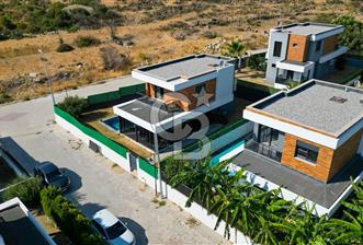 Çeşme Ildır Plajlı Havuzlu Eşyalı 3+1 350M2 Dubleks Villa