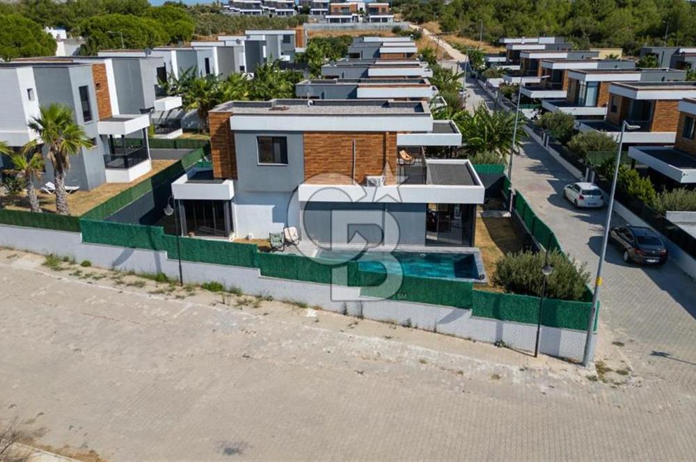 Çeşme Ildır Plajlı Havuzlu Eşyalı 3+1 350M2 Dubleks Villa