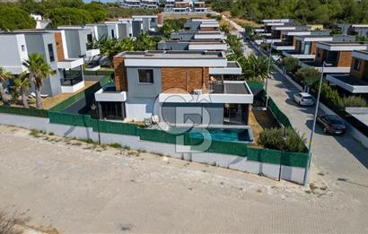 Çeşme Ildır Plajlı Havuzlu Eşyalı 3+1 350M2 Dubleks Villa