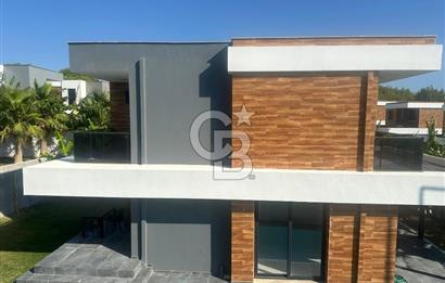 Çeşme Ildır Plajlı Havuzlu Eşyalı 3+1 350M2 Dubleks Villa