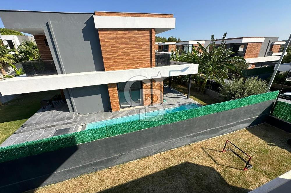 Çeşme Ildır Plajlı Havuzlu Eşyalı 3+1 350M2 Dubleks Villa