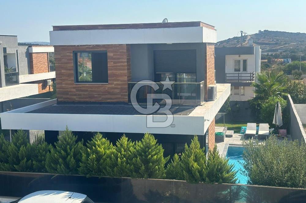 Çeşme Ildır Plajlı Havuzlu Eşyalı 3+1 350M2 Dubleks Villa