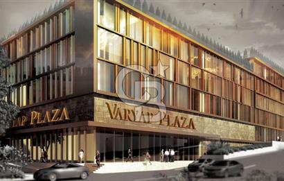 Varyap Plaza'da Kurumsala Uygun E-5 Cepheli Kiralık Dükkan