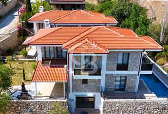 Datça Mesudiye'de Deniz Manzaralı, Havuzlu 4+1 Satılık Villa..