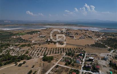 ÇANDARLI MAVİKENT BÖLGESİNDE HARİKA KONUMLU SATILIK İMARLI ARSA