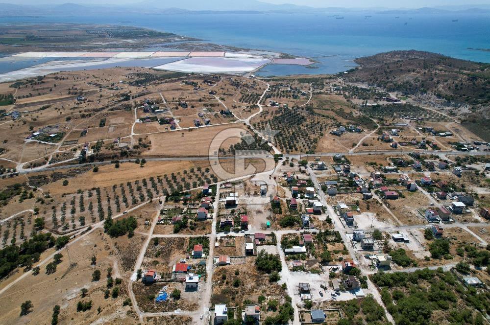 ÇANDARLI MAVİKENT'TE SATILIK VİLLA İMARLI KARE ARSA