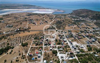 ÇANDARLI MAVİKENT'TE SATILIK VİLLA İMARLI KARE ARSA