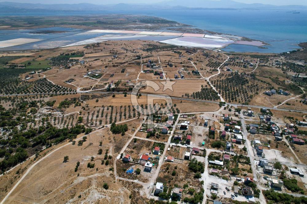 ÇANDARLI MAVİKENT'TE SATILIK VİLLA İMARLI KARE ARSA