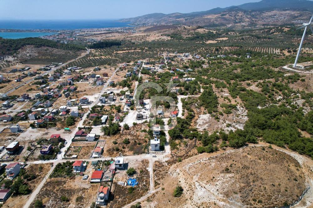 ÇANDARLI MAVİKENT'TE SATILIK VİLLA İMARLI KARE ARSA