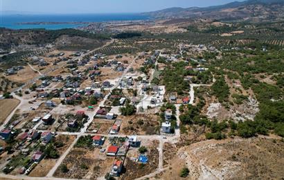 ÇANDARLI MAVİKENT'TE SATILIK VİLLA İMARLI KARE ARSA