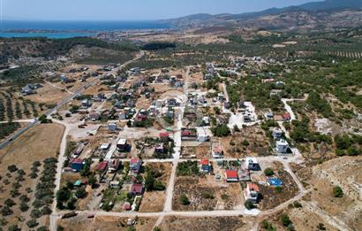 ÇANDARLI MAVİKENT'TE SATILIK VİLLA İMARLI KARE ARSA