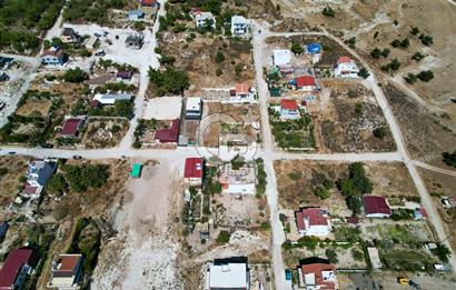 ÇANDARLI MAVİKENT'TE SATILIK VİLLA İMARLI KARE ARSA