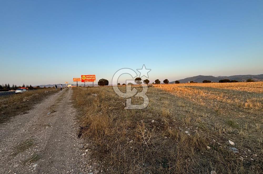 UŞAK İZMİR YOLU ÜZERİ GÜRE MEVKİİNDE SANAYİ KARŞISI YOLA CEPHELİ